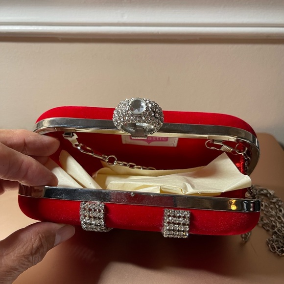 Clutch - Picture 2 of 4